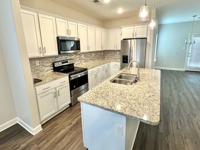 Foto del edificio - Now Leasing in Somerville- 4-Bedroom 3 Bat...