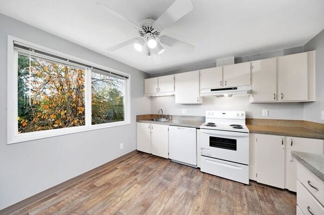 2 bedroom 1 bath in Milwaukie!! 1st month free! - 2 bedroom 1 bath in Milwaukie!! 1st month free! House