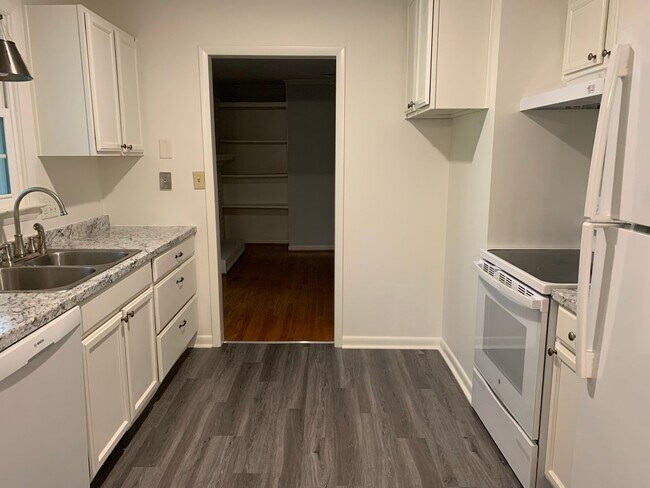 Foto del edificio - One-month FREE rent!  GREAT LOCATION!! RANCH HOME WITH HARDWOODS NEAR DOWNTOWN