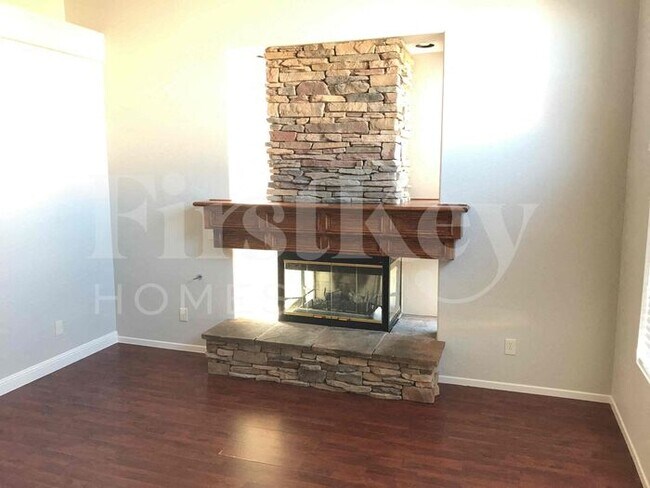 Foto del edificio - 8737 Raindrop Canyon Ave