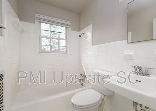 Building Photo - 101a Looneybrook Dr