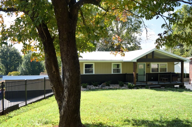 Building Photo - 1704 S Forest Dr