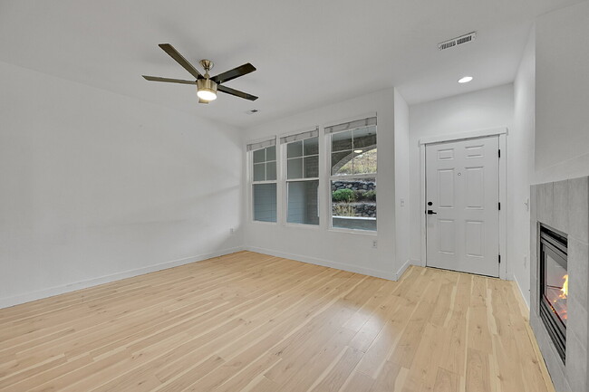 Building Photo - $2,350 - 2 Bed, 2 Bath Condo in Aurora wit...