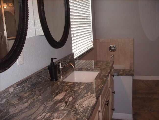 Foto del edificio - 15 Lake Diamond Ave