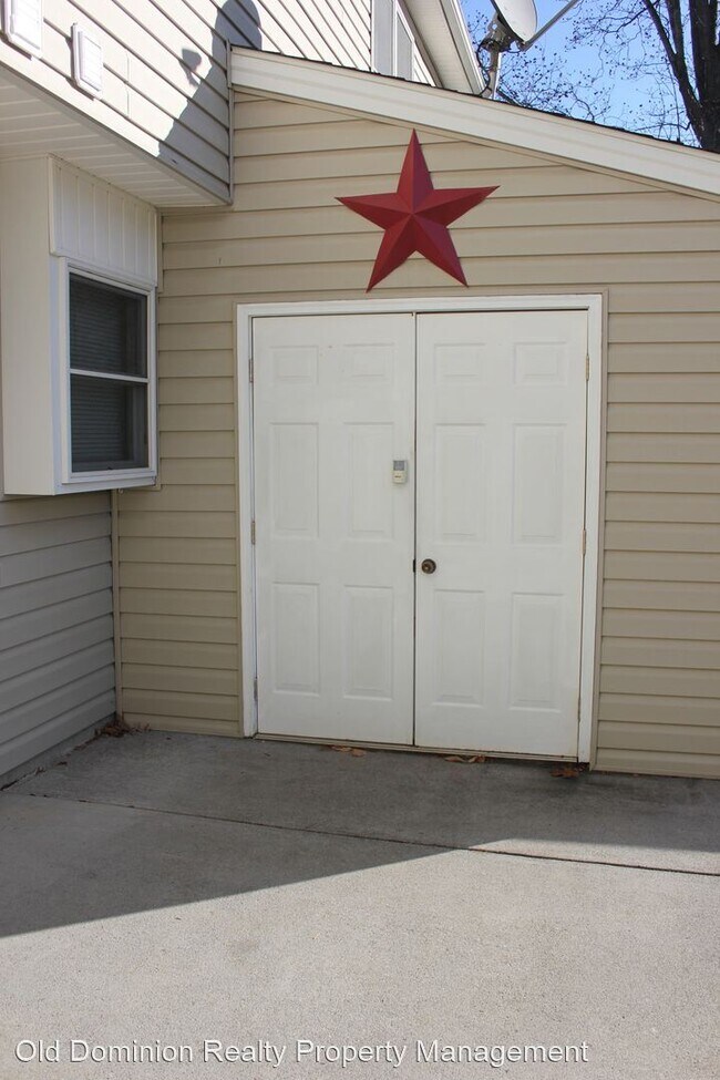Building Photo - 2 br, 2.5 bath House - 730 Camelot Lane