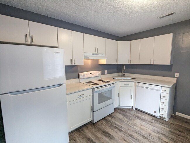 Foto del edificio - Private Fenced Yard + 3BR Townhome – Great Location!