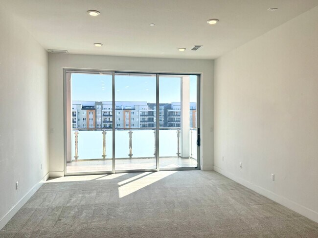 Foto del edificio - $3990 / 3 BR - GORGEOUS 2020 MODEL CONDO IN THE WARM SPRINGS AREA OF SOUTH FREMONT