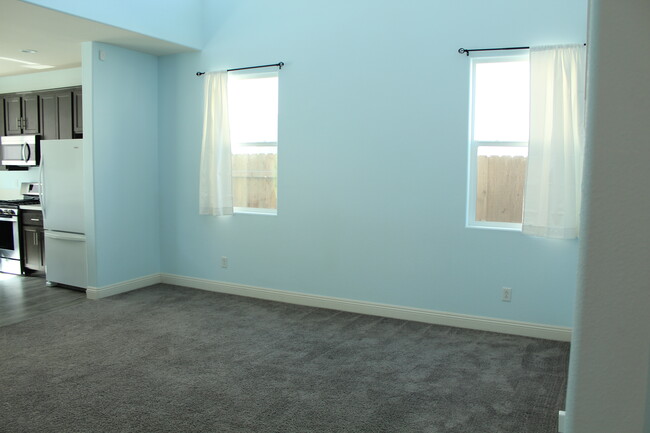 Building Photo - 4372 Ladera Dr