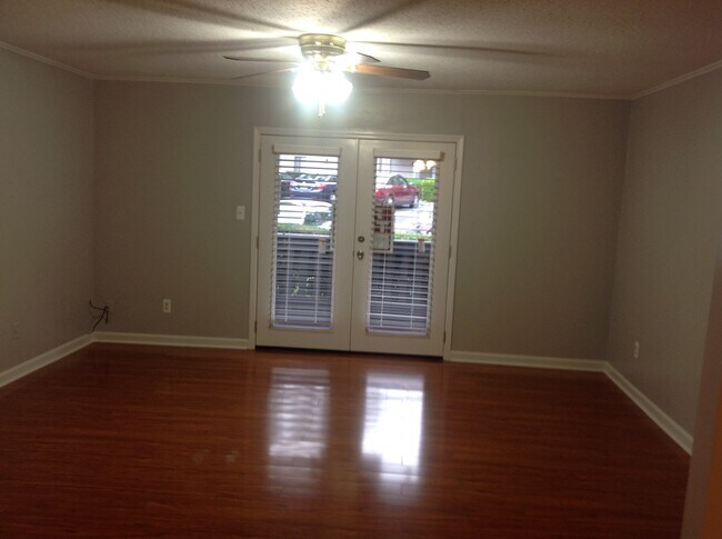 Foto del edificio - 400 Woodland Dr