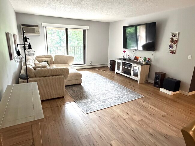 Foto del edificio - 5627 Green Circle Dr