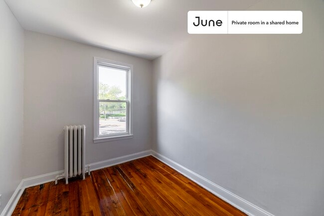 Foto del edificio - Private bedroom in 4 bed/1 bath Home