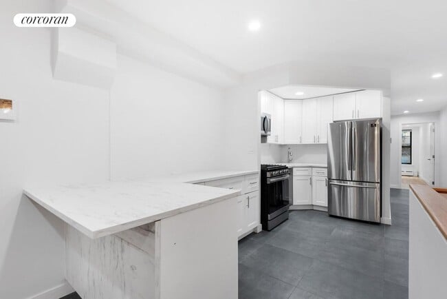 Building Photo - 250 W 74th St