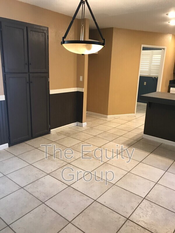 Building Photo - 2510 N Charter Oak Ct