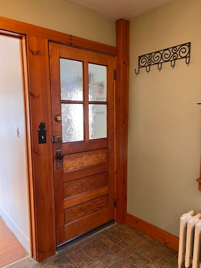 Building Photo - 18 Scitico St