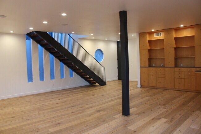 Foto del edificio - 613 N West Knoll Dr