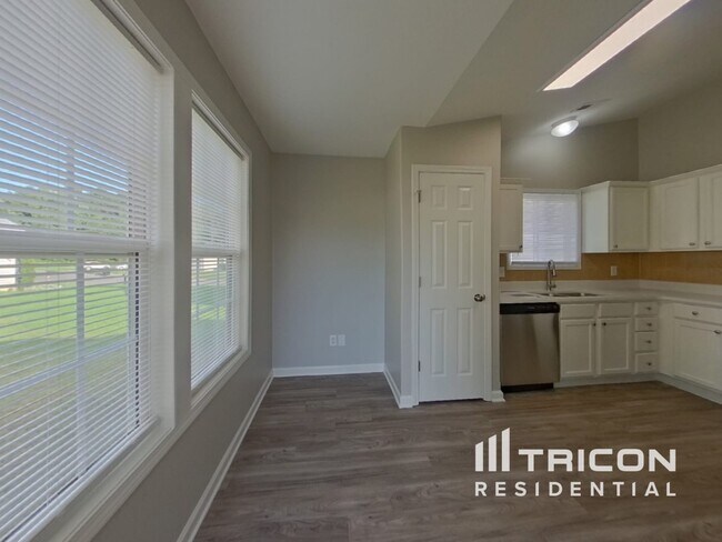 Foto del edificio - 6211 Whispering Brook Ct