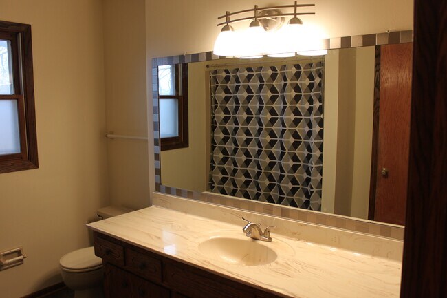 Main bath - 7954 Daniel Ct
