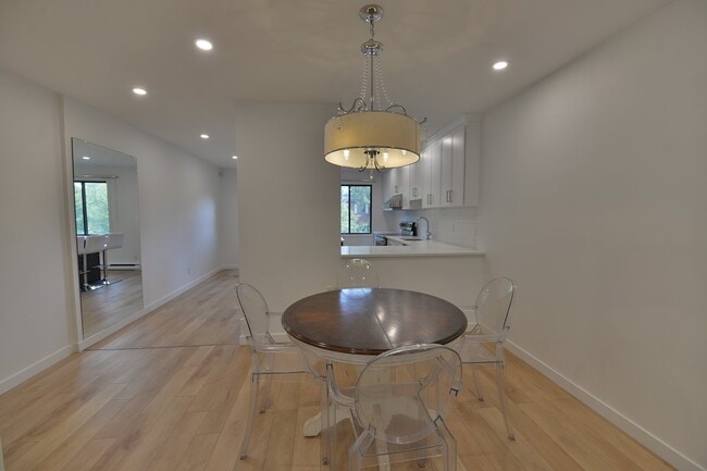 Building Photo - 2338 Rue Saint-Jacques