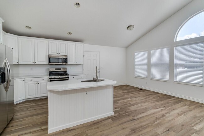 Foto del edificio - Beautiful Single Family Home For Rent Loca...