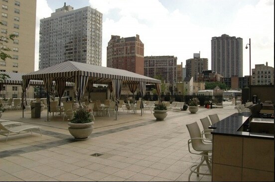 Foto del edificio - 655 W Irving Park Rd