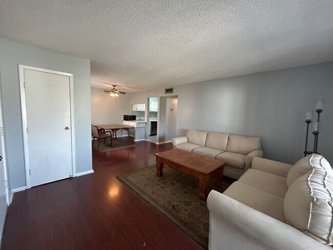 Foto del edificio - Spacious 1/1 with Balcony with Sunset Views