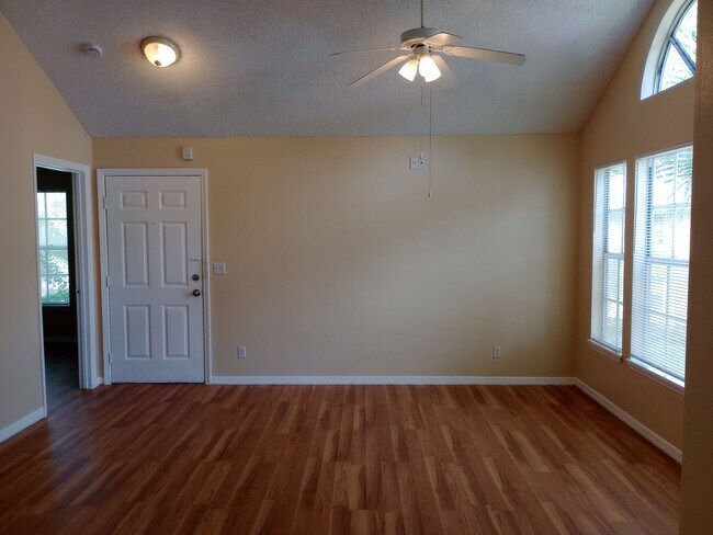 Foto del edificio - **For Sale w. Outside Agent** TW2127