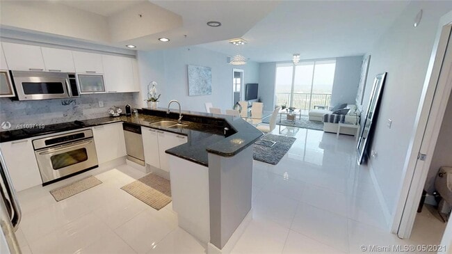 Foto del edificio - 14951 Royal Oaks Ln