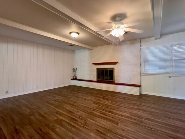 Foto del edificio - PRE-LEASING for June! Stunning Large 3 Bedroom Home!