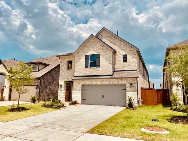 Building Photo - Two story. 4 bedrooms. 3.5 baths. Spacious...