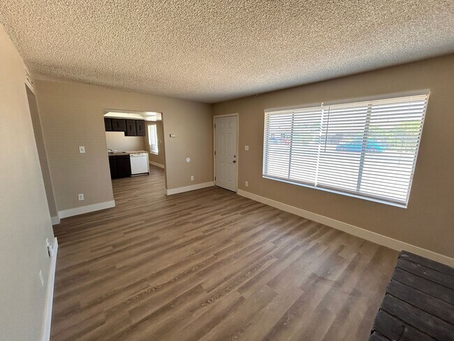 Building Photo - Single Story 3/2 *NO HOA* *NEW* Paint & *N...