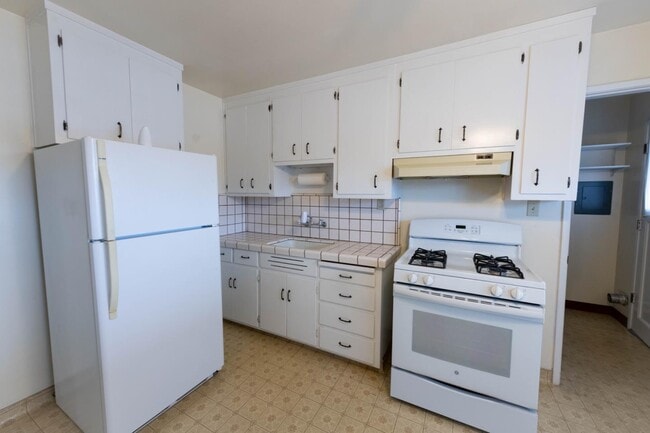 Building Photo - 602 Chiquita Ave