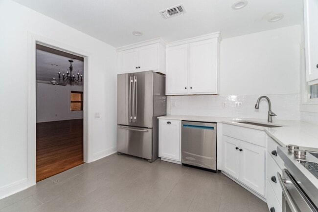 RENOVATED 2-BEDROOM IN ALAMO HEIGHTS - RENOVATED 2-BEDROOM IN ALAMO HEIGHTS House