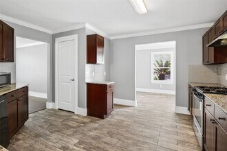 Building Photo - 2811 Oakland Brook St