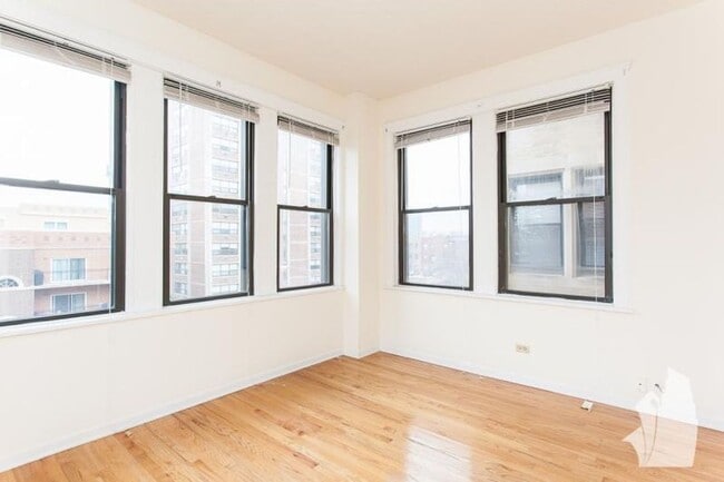 Building Photo - 4242 N Sheridan Rd