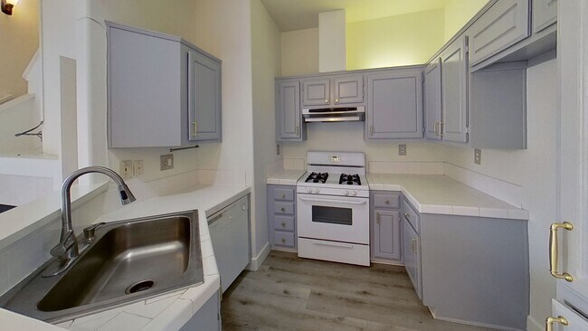 Building Photo - **Move-in Special!!** Tri-Level Condo in A...