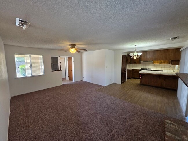 Building Photo - 2 bedroom 1 bath in SE Visalia