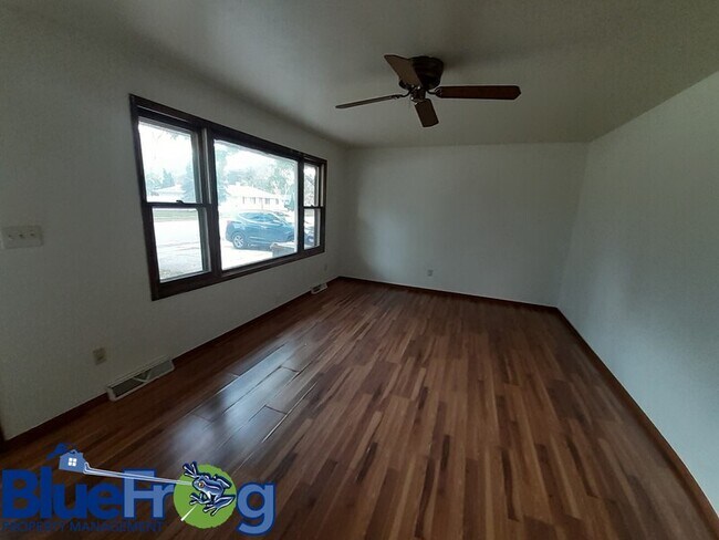 Foto del edificio - 1014-1014 E Airport Rd