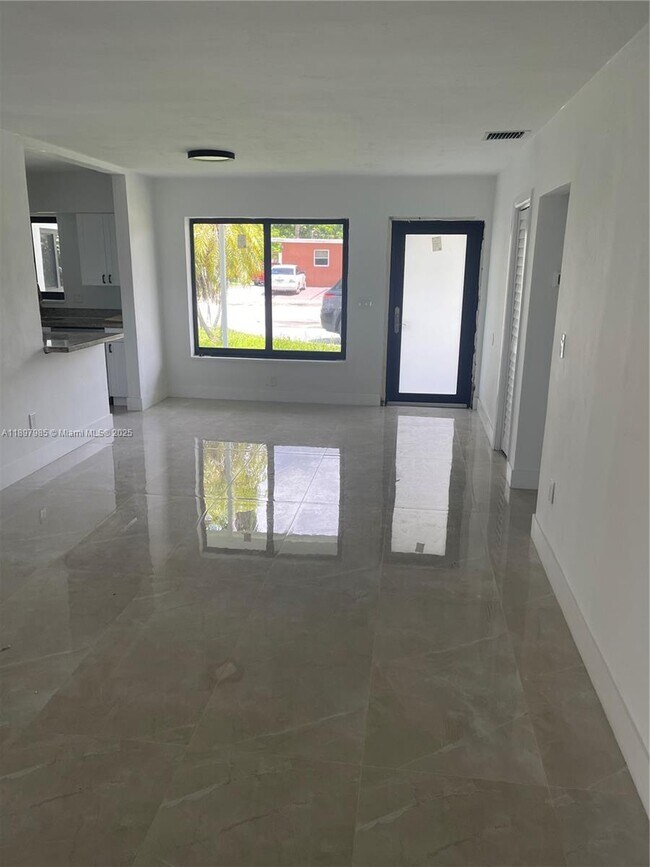 Foto del edificio - 4310 NW 182nd St