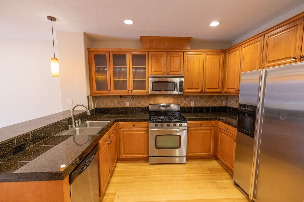 Beautiful 3 bedroom townhouse that is conv... - Beautiful 3 bedroom townhouse that is conv...