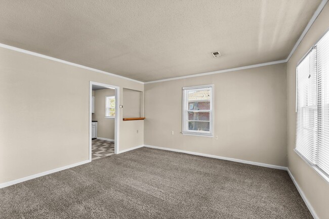 Building Photo - Updated Cozy 2 bedroom House