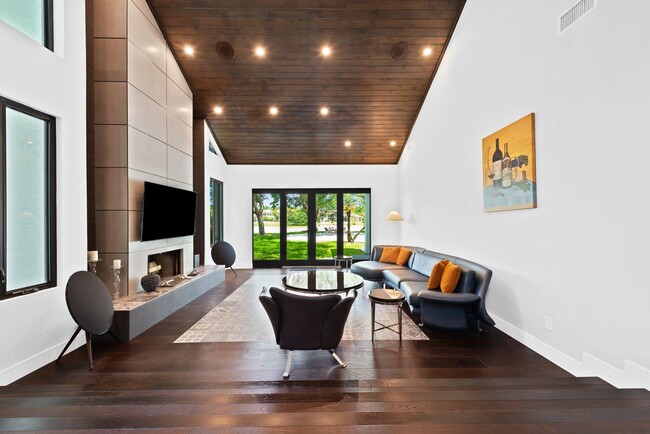 Building Photo - 18425 Long Lake Dr