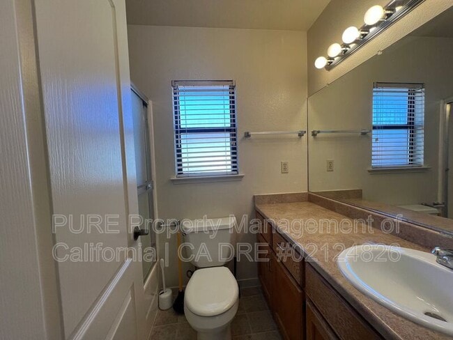 Building Photo - 925 S Oak St