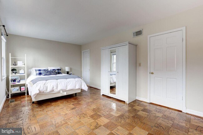 Building Photo - 1612 Beekman Pl NW