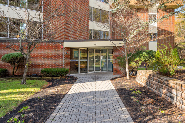 Main Entrance - Kingswood Park Condominiums