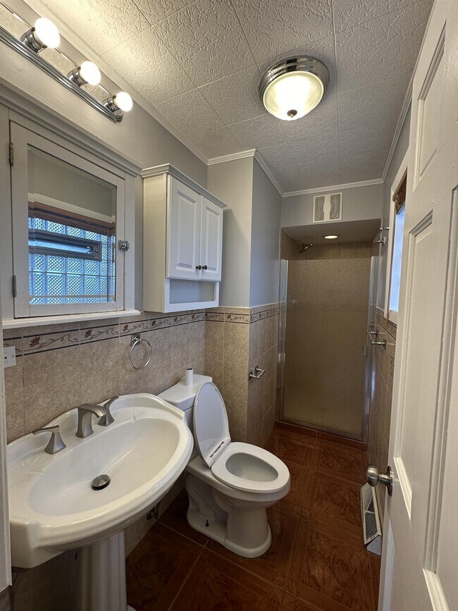 Building Photo - 923 W 187th St