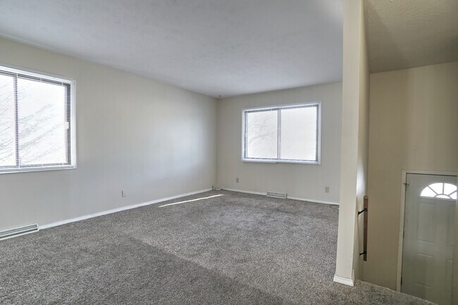 Building Photo - 906/908 Laurelwood
