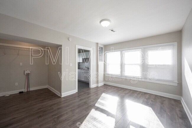 Foto del edificio - 5045 E 10th St