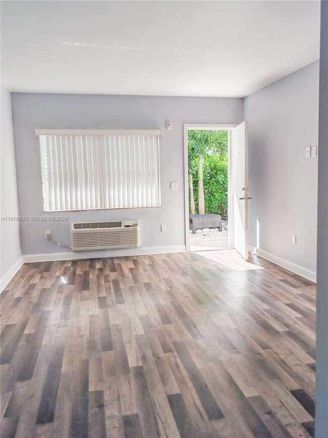 Foto del edificio - 8000 NE Bayshore Ct