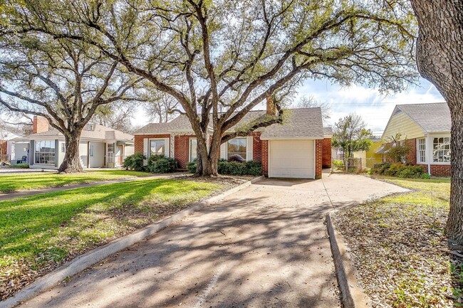 Building Photo - 2 Bed with backyard