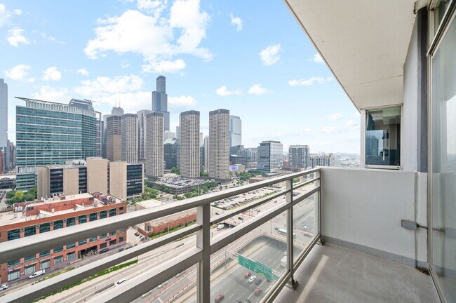 Foto del edificio - 737 W Washington Blvd